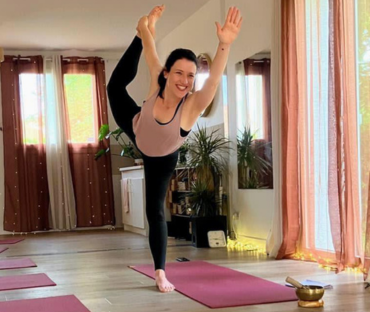 Sur un fond coloré de rose orange et quelques touches de gris les formes abstraites fond penser à des vagues d'une mer déchaînée, on voit une femme en noir et blanc qui se jette à l'eau les bras grand ouvert vers son destin, collage réalisé par Ludivine Is An Artist