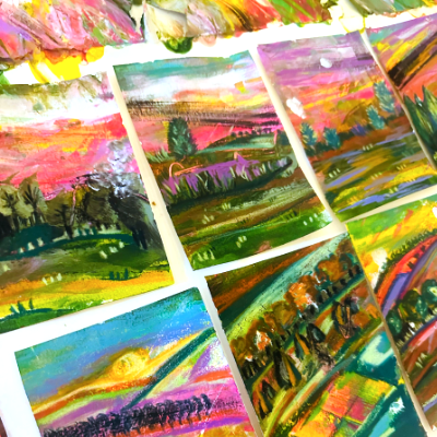 Sur un fond abstrait dans les tons de bleu, vert et jaune avec des tâches de blanc on voit trois enfants en noir et blanc avec une tasse à la main en train de boire les gouttes de pluies représentées par les tâches blanches du fond abstrait, collage réalisé par Ludivine Is An Artist