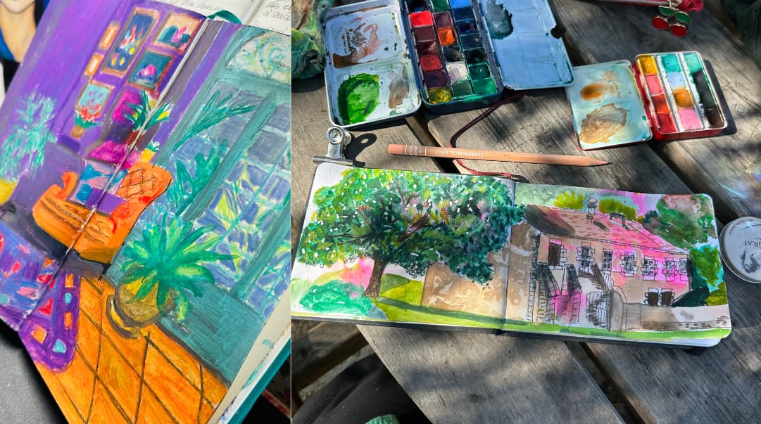 cette photo montre les carnets de dessins de Ludivine is an artist l'un des dessins à l'aquarelle a été réalisé à saint benoit dans la vienne l'autre morceau est un dessin où l'on voit un fauteuil des plantes une ambiance chaleureuse représenté par l'artiste plasticienne